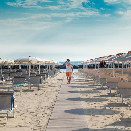 Hotel Castellucci Bellaria-Igea Marina Buitenkant foto