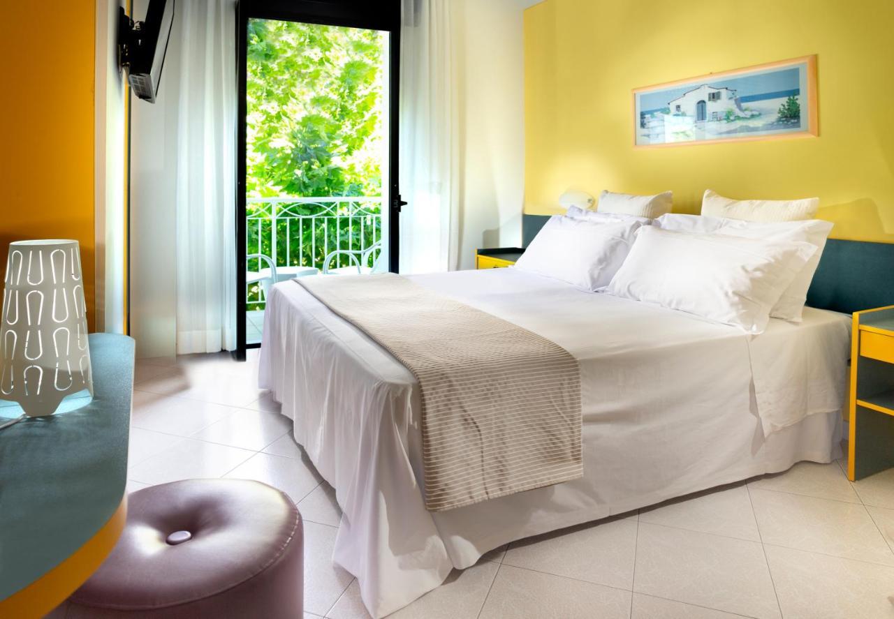 Hotel Castellucci Bellaria-Igea Marina Buitenkant foto