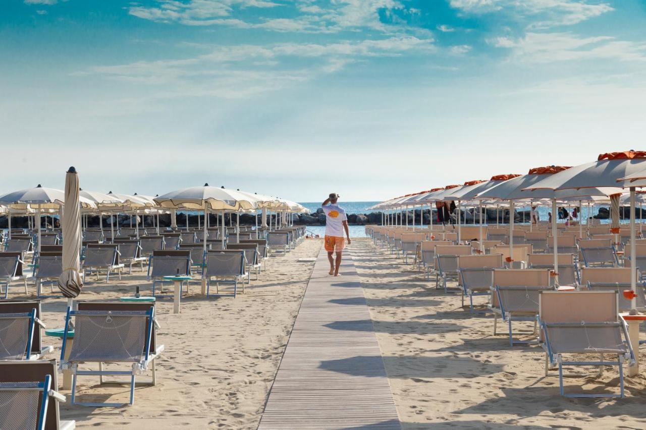 Hotel Castellucci Bellaria-Igea Marina Buitenkant foto