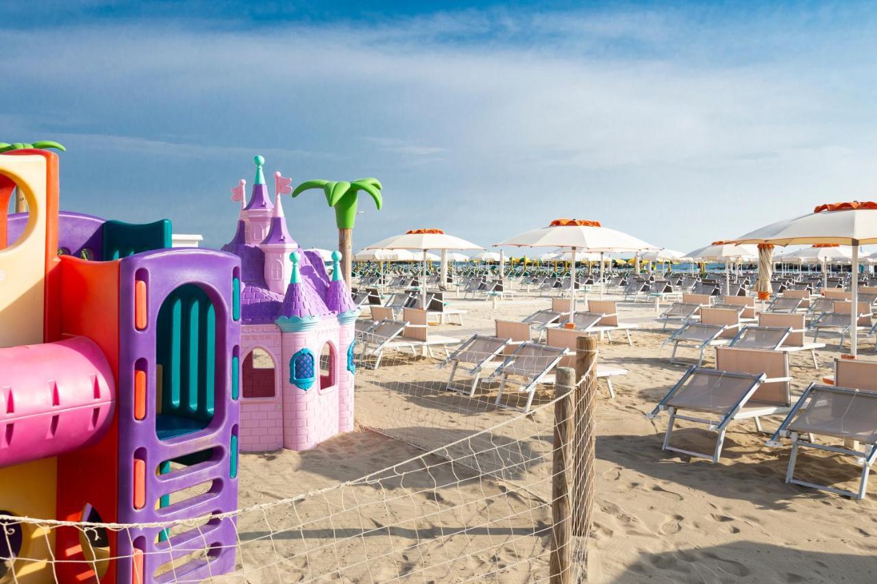 Hotel Castellucci Bellaria-Igea Marina Buitenkant foto