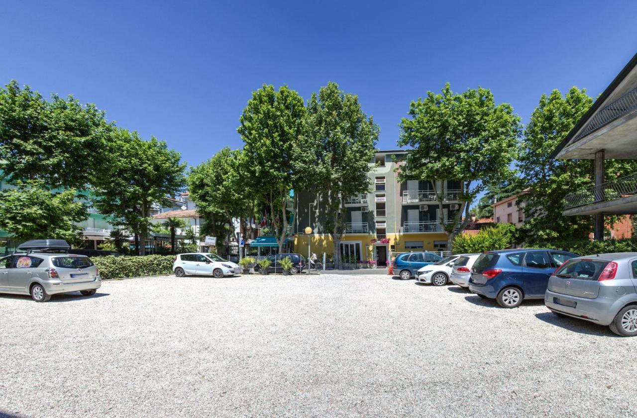 Hotel Castellucci Bellaria-Igea Marina Buitenkant foto