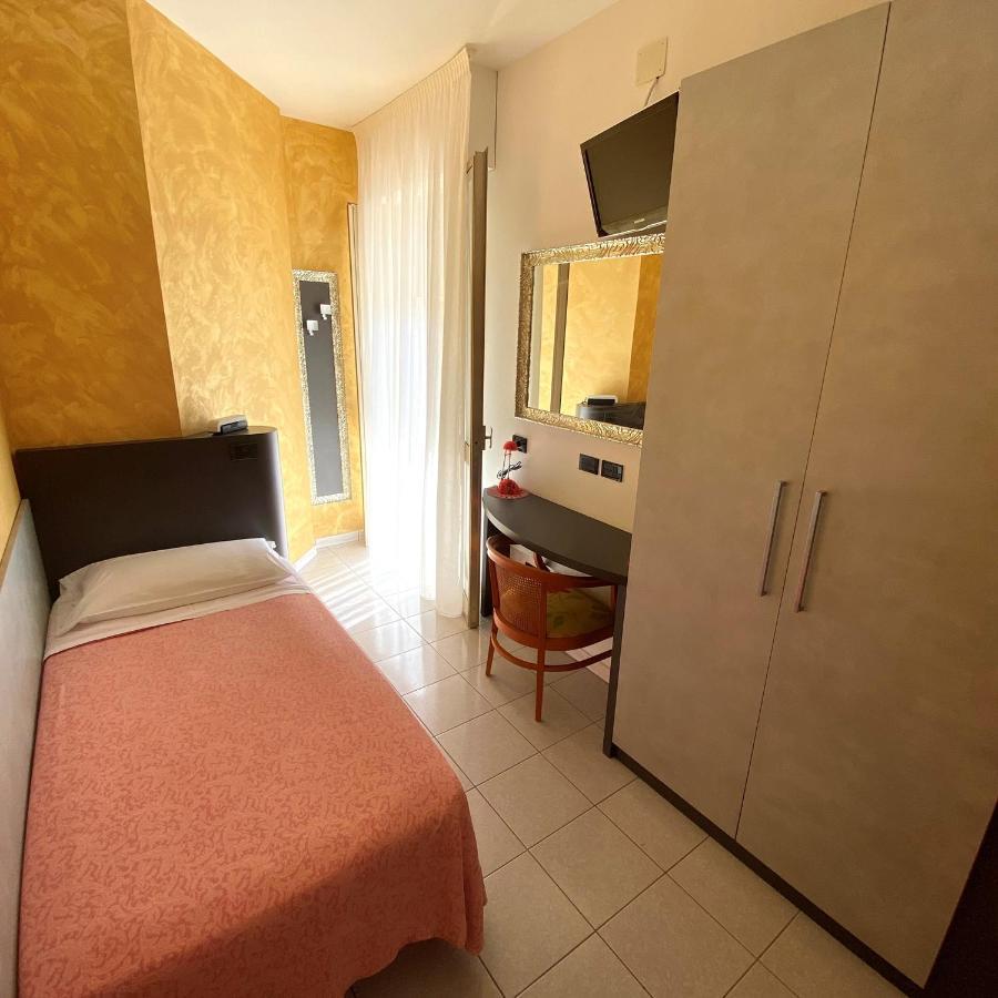 Hotel Castellucci Bellaria-Igea Marina Buitenkant foto