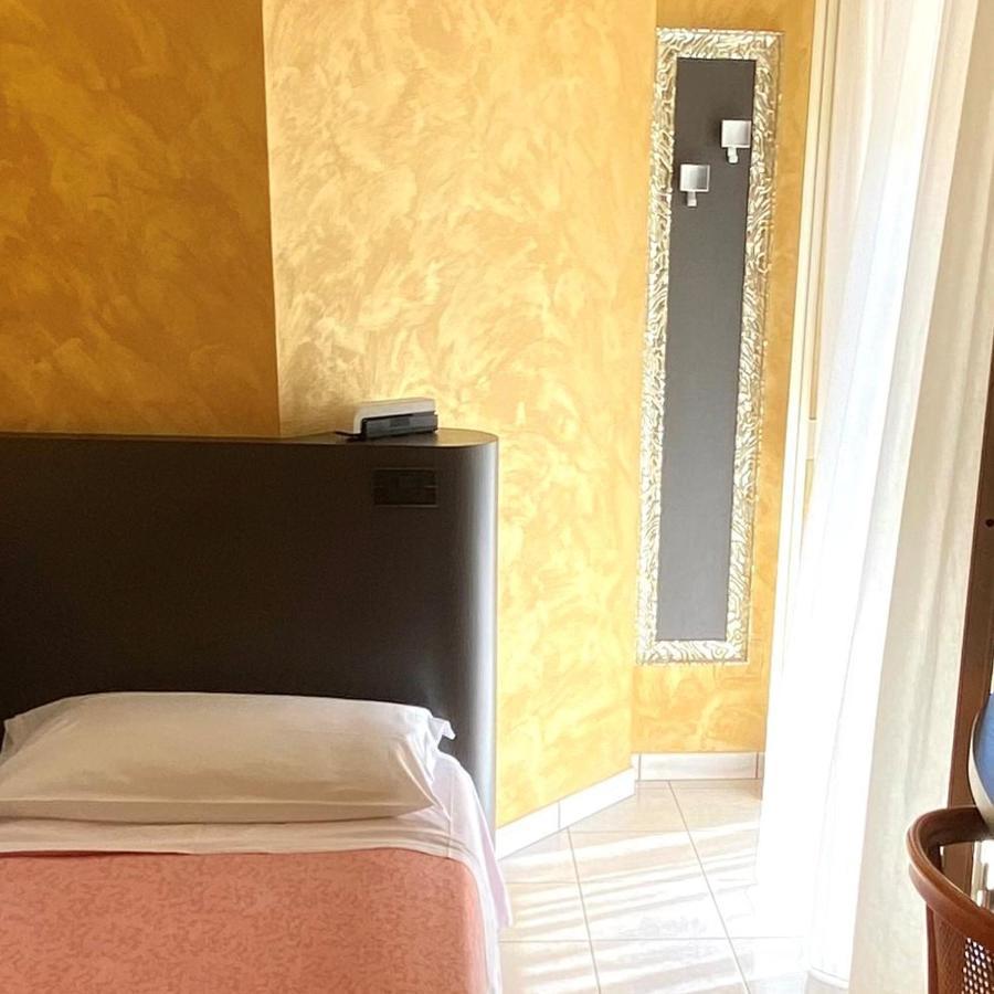 Hotel Castellucci Bellaria-Igea Marina Buitenkant foto